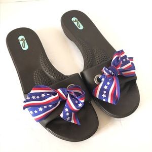 Oka B Slide Sandals Patriotic USA Ribbon Brown 7-8